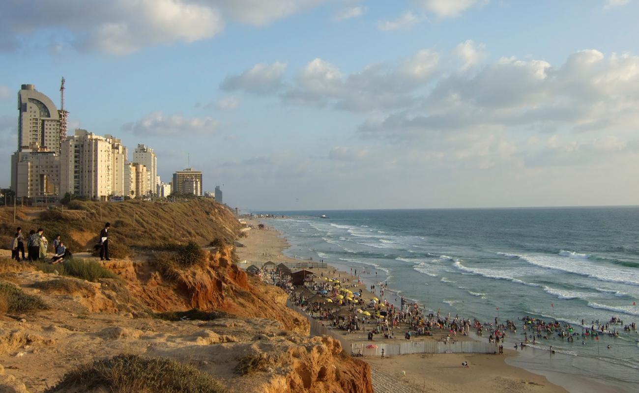 Kiryat Sanz beach'in fotoğrafı parlak kum yüzey ile