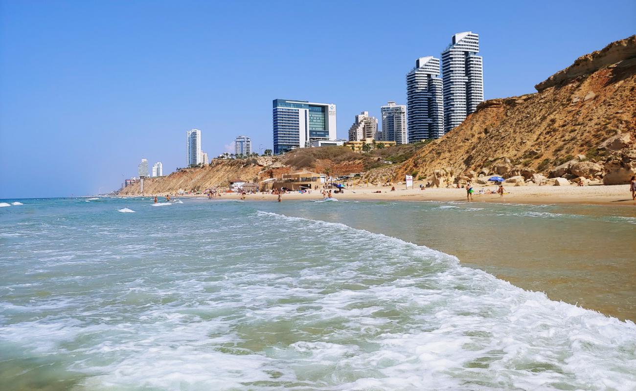 Argaman beach'in fotoğrafı parlak kum yüzey ile