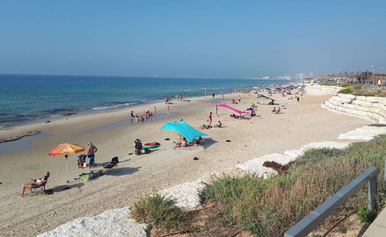 Hatzuk beach'in fotoğrafı i̇nce bej kum yüzey ile