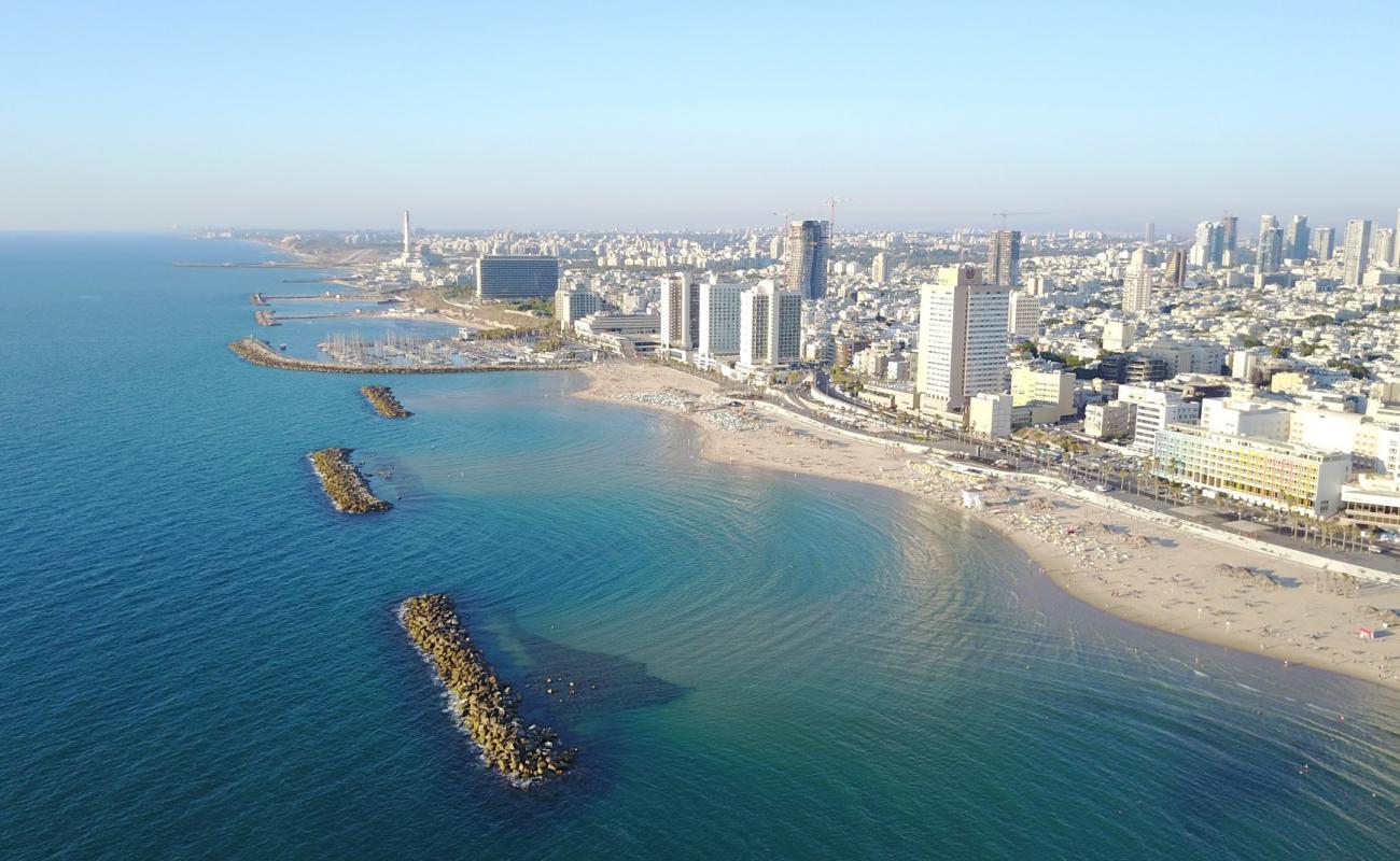 Tel Aviv beach'in fotoğrafı i̇nce bej kum yüzey ile