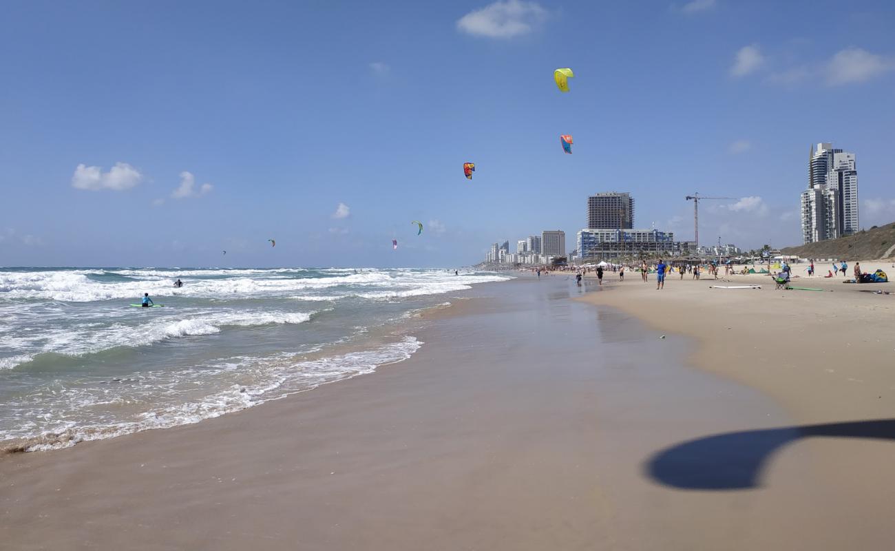 Shirat Hayam beach'in fotoğrafı parlak ince kum yüzey ile