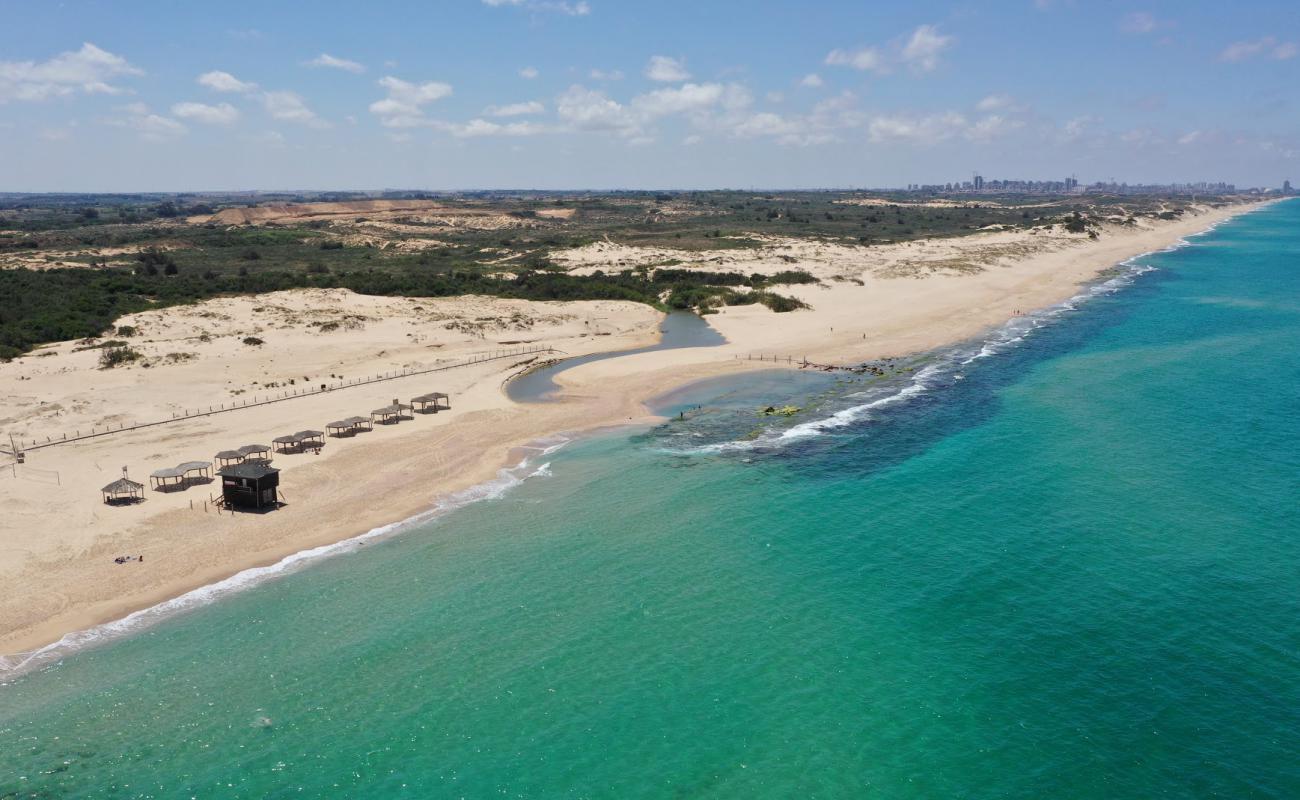 Nitsanim beach'in fotoğrafı parlak kum yüzey ile