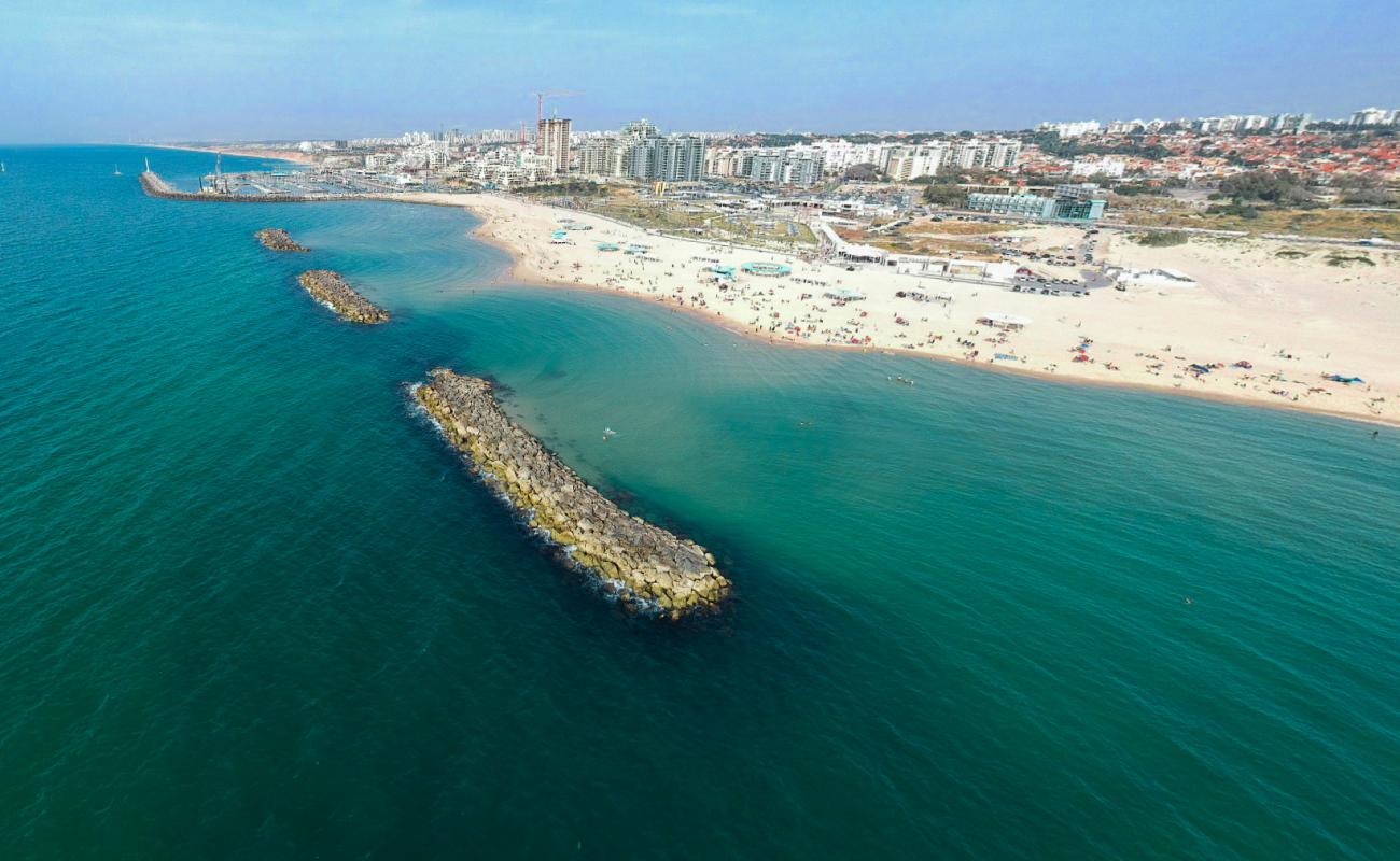 Delila beach'in fotoğrafı i̇nce bej kum yüzey ile