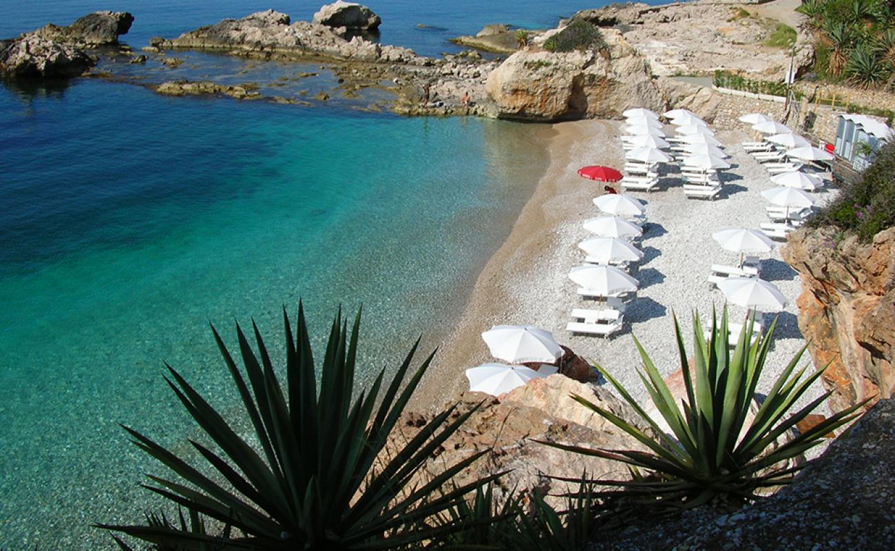 Spiaggia dei Balzi Rossi'in fotoğrafı koyu i̇nce çakıl yüzey ile