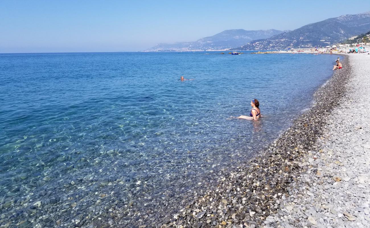 Spiaggia Ventimiglia'in fotoğrafı gri çakıl taşı yüzey ile