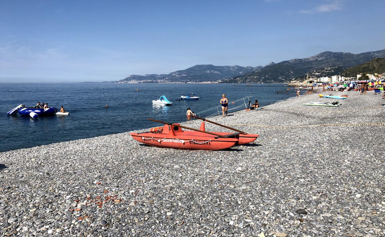 Spiaggia di Bordighera'in fotoğrafı gri ince çakıl taş yüzey ile