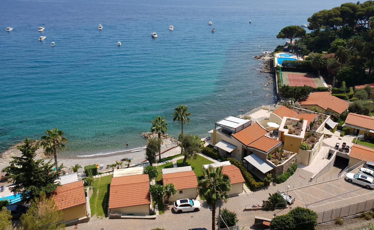 Baia La Ruota'in fotoğrafı gri ince çakıl taş yüzey ile