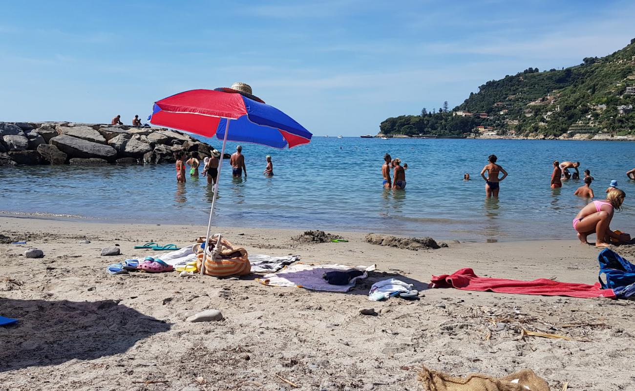 Spiaggia Baia Verde'in fotoğrafı gri kum yüzey ile