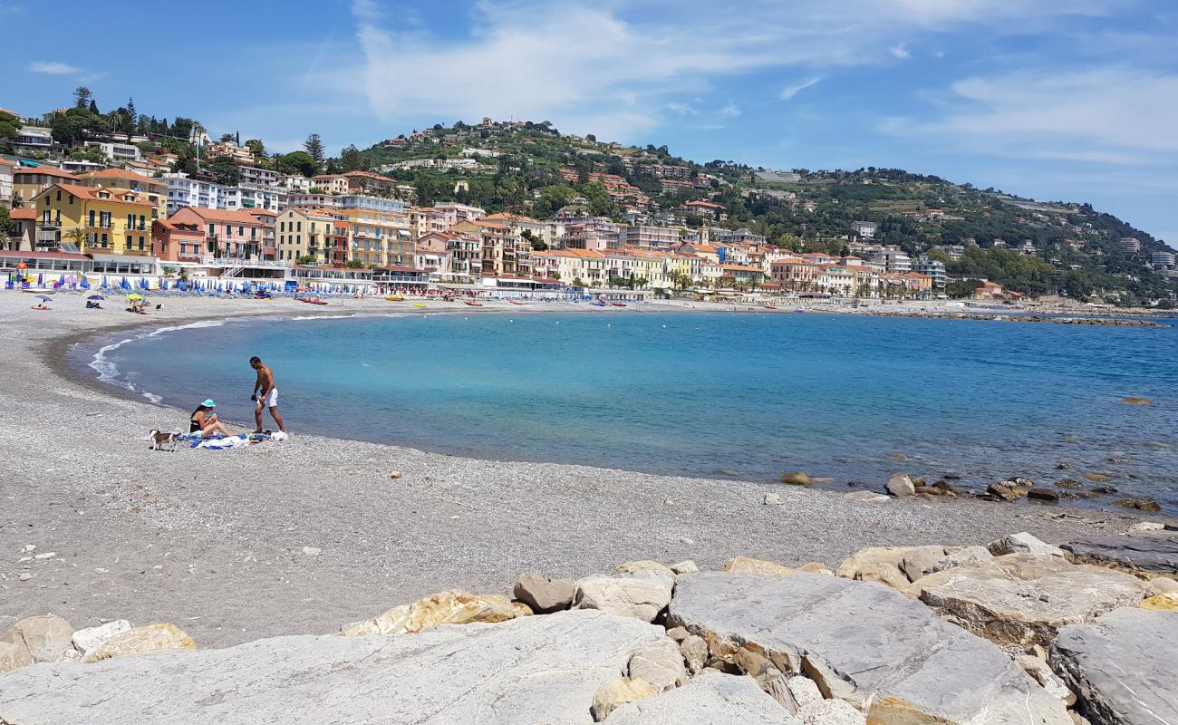 Ospedaletti Beach'in fotoğrafı gri kum ve çakıllar yüzey ile
