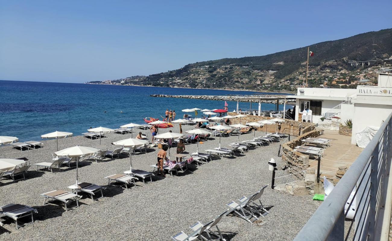 Alfonso beach'in fotoğrafı gri çakıl taşı yüzey ile