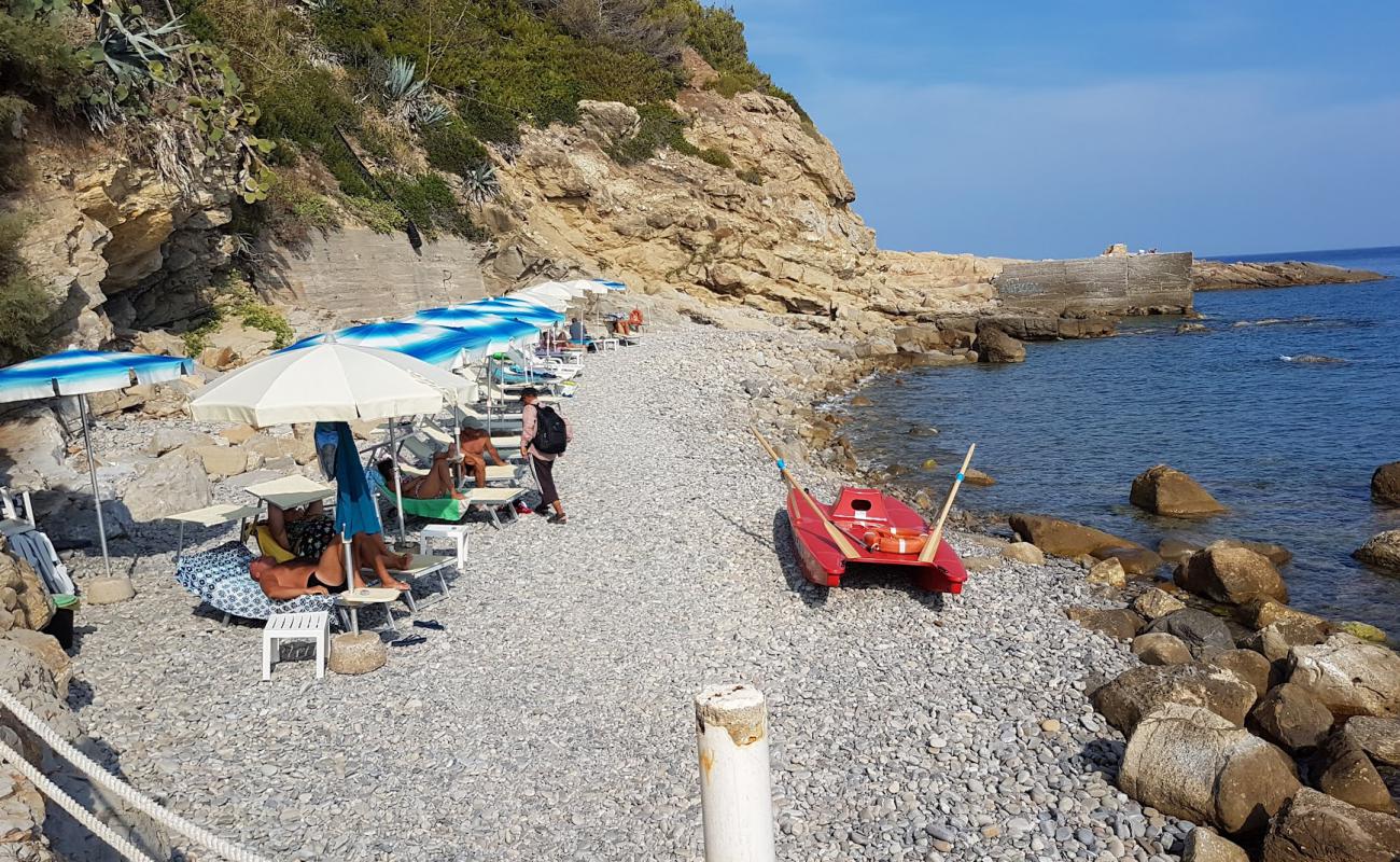 Rocce del Capo'in fotoğrafı gri çakıl taşı yüzey ile