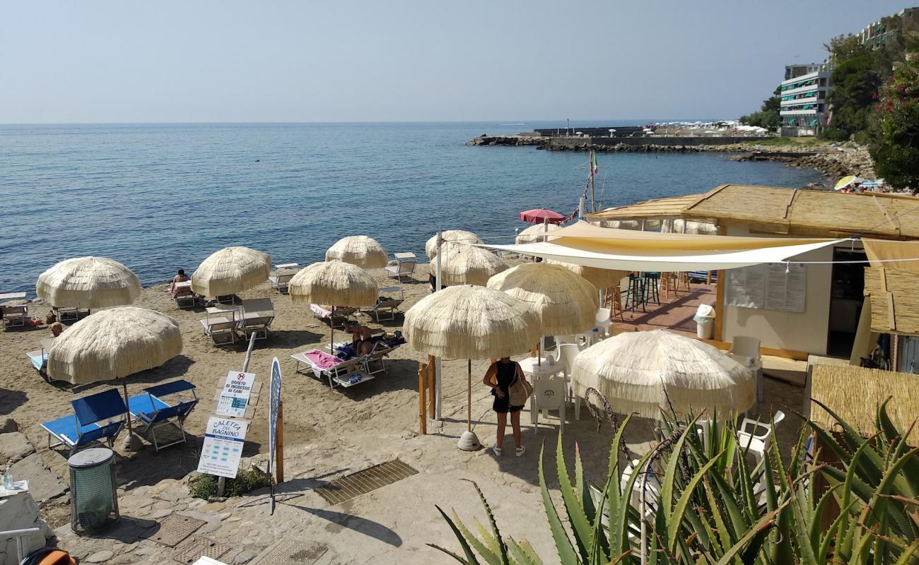 Caletta del Bagnino'in fotoğrafı taşlı kum yüzey ile