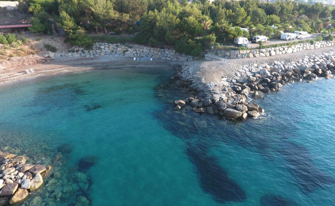 Volo beach'in fotoğrafı gri ince çakıl taş yüzey ile