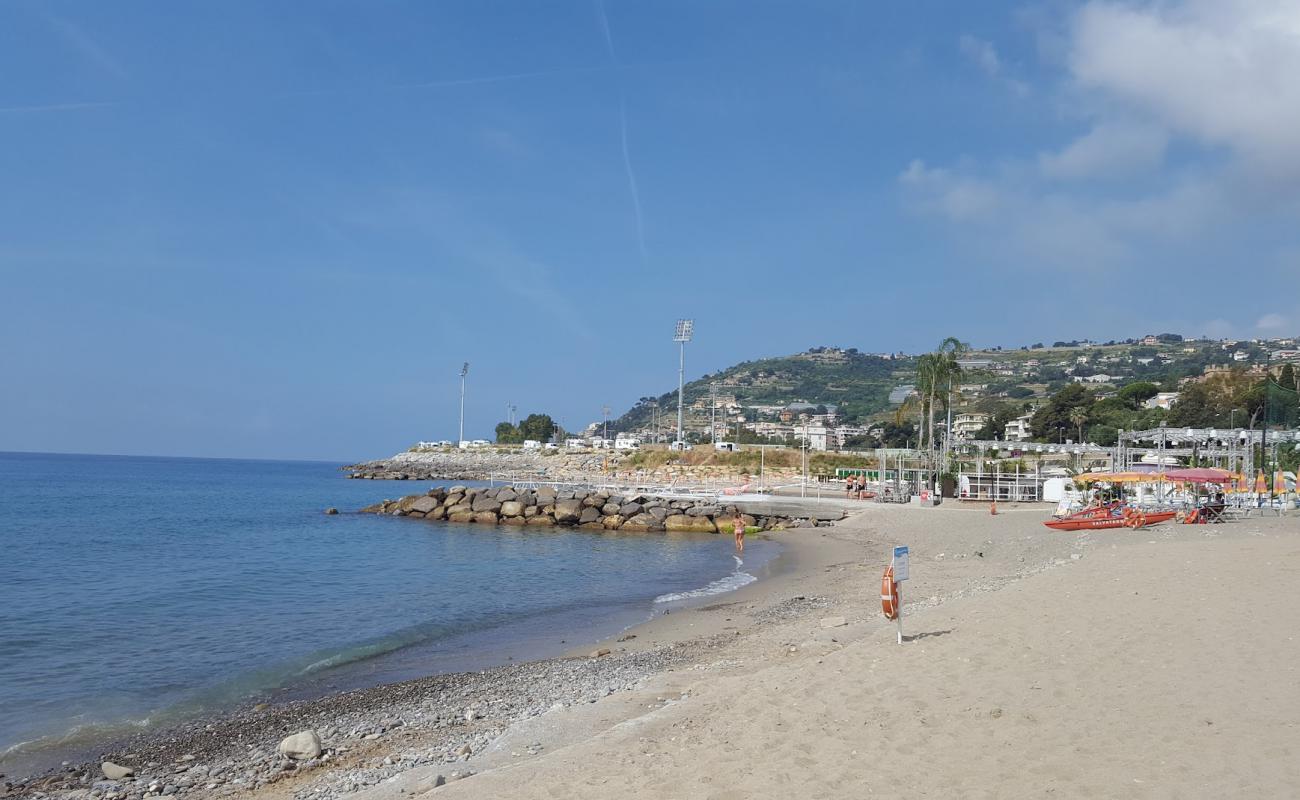 Capo Nero beach'in fotoğrafı kahverengi kum yüzey ile