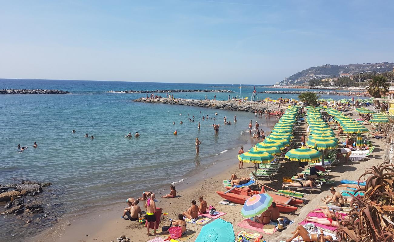 Spiaggia Delle Nazioni'in fotoğrafı gri kum ve çakıl yüzey ile