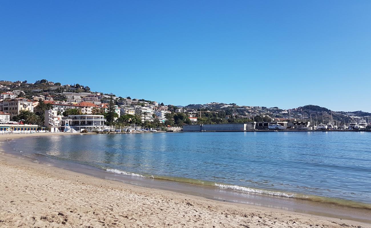 Spiaggia di Sanremo'in fotoğrafı kahverengi kum yüzey ile