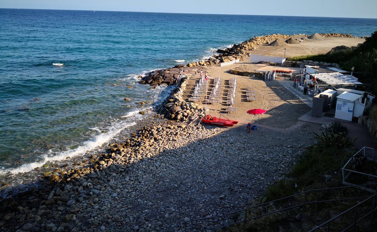 La Caletta beach'in fotoğrafı kahverengi çakıl yüzey ile