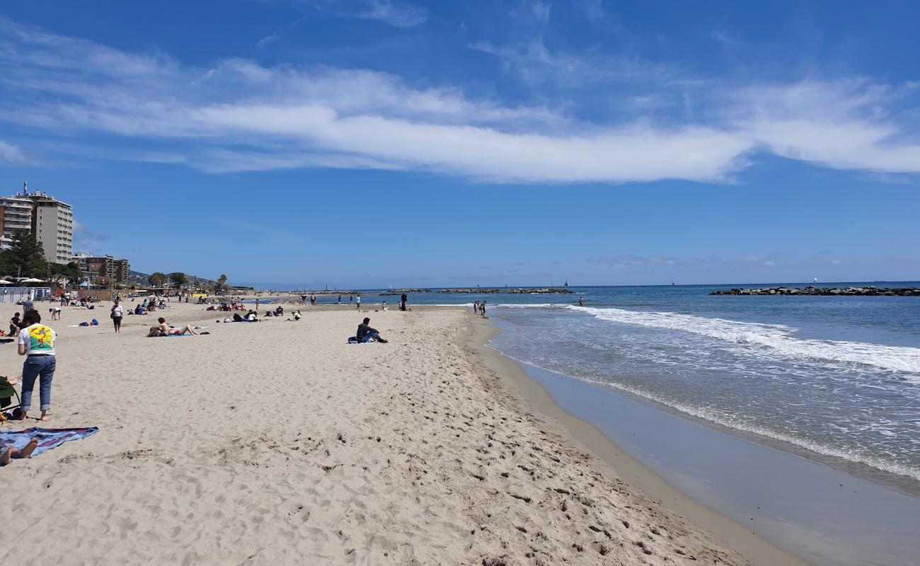 Spiaggia Arma di Taggia'in fotoğrafı kahverengi kum yüzey ile