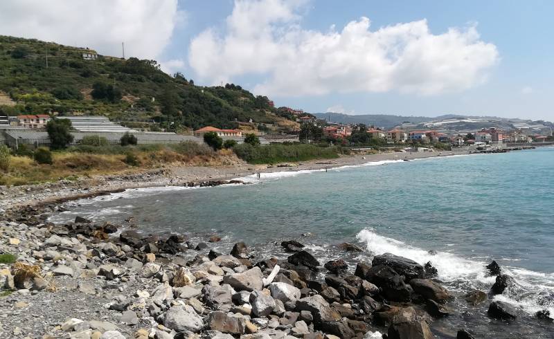 Via Bartumelin beach'in fotoğrafı taşlı kum yüzey ile