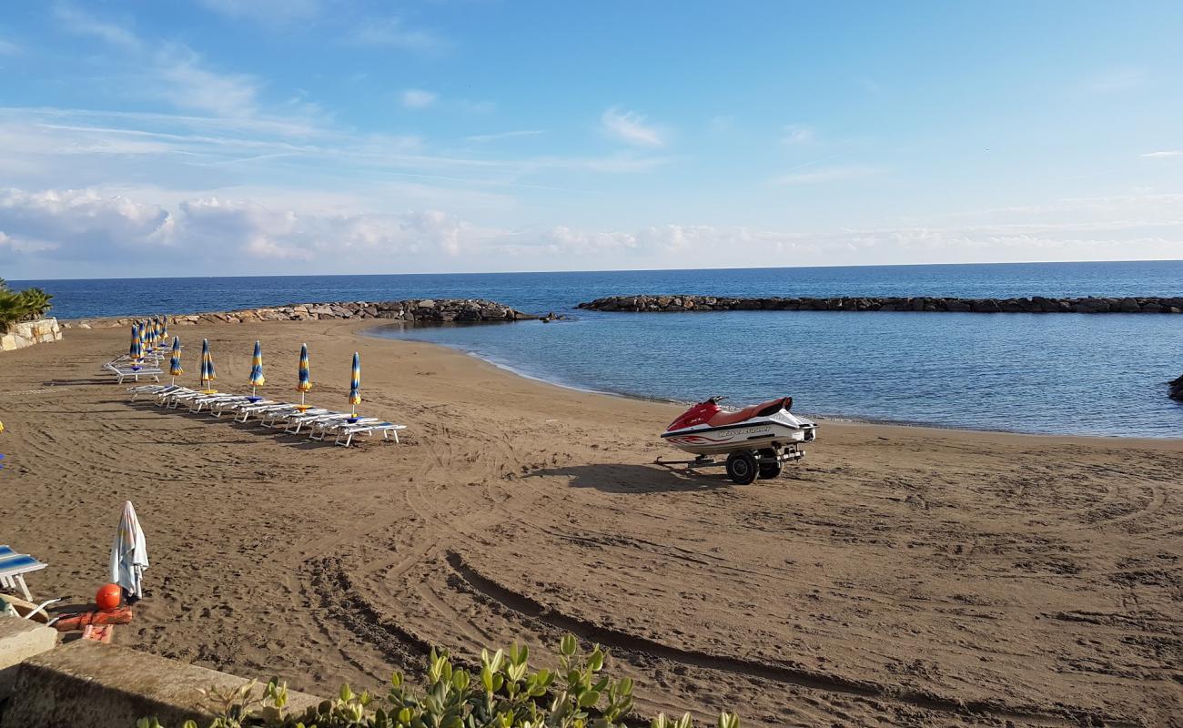 St Stefano al Mare beach'in fotoğrafı kahverengi kum yüzey ile