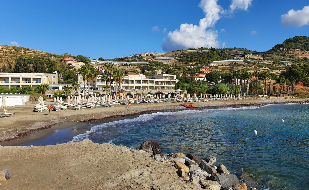 Marina Aregai Beach'in fotoğrafı gri kum ve çakıllar yüzey ile