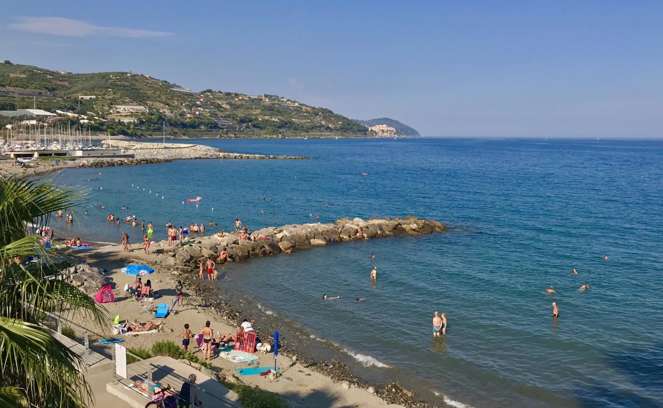 Spiaggia in sabbia fine'in fotoğrafı kahverengi kum yüzey ile