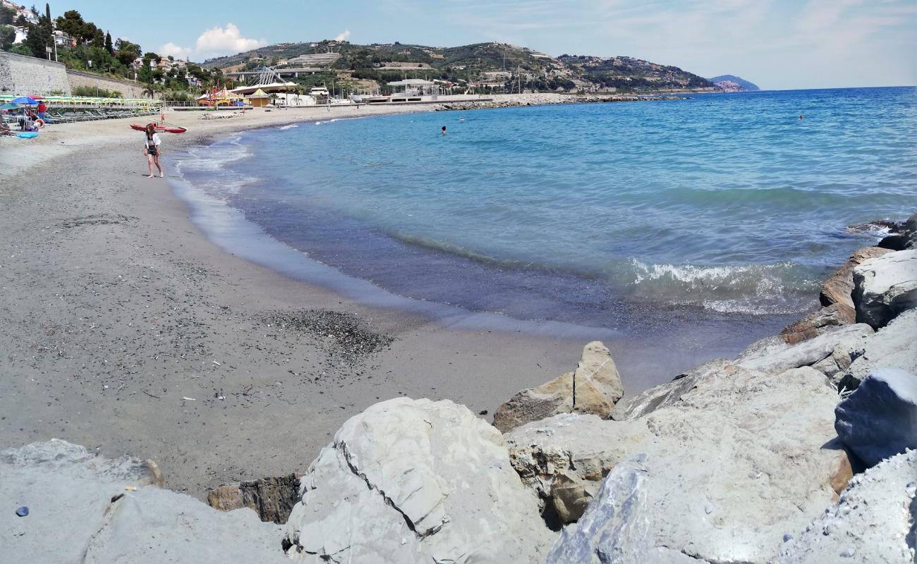 Ponticelli beach'in fotoğrafı kahverengi kum yüzey ile