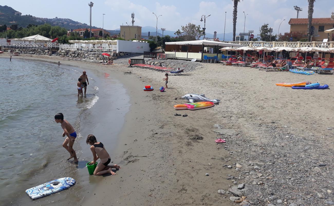 Spiagge di Imperia Lato Ponente'in fotoğrafı bej kum ve çakıl yüzey ile