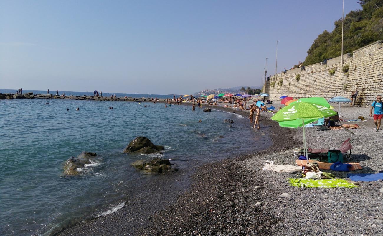 La Rabina beach'in fotoğrafı gri çakıl taşı yüzey ile