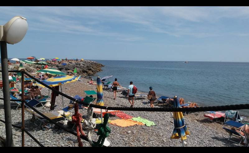 Landini beach'in fotoğrafı koyu i̇nce çakıl yüzey ile