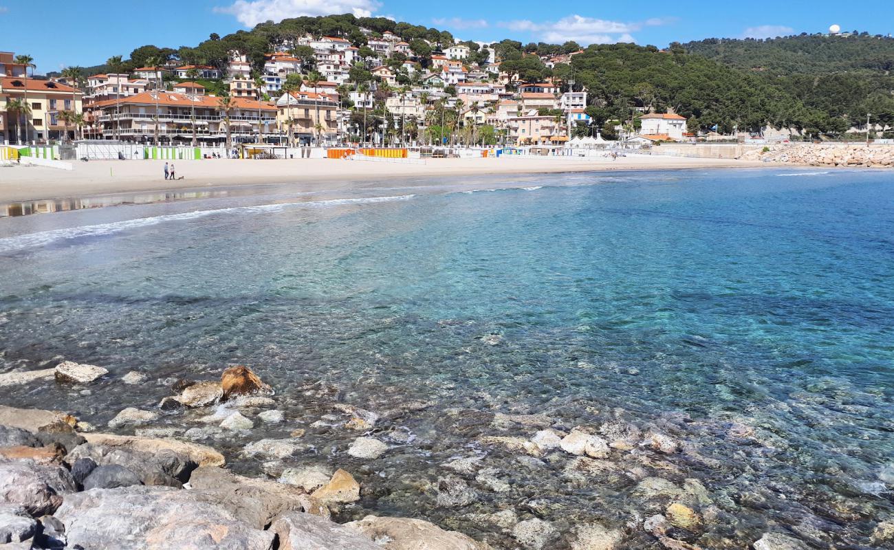 Andora beach'in fotoğrafı kahverengi kum yüzey ile