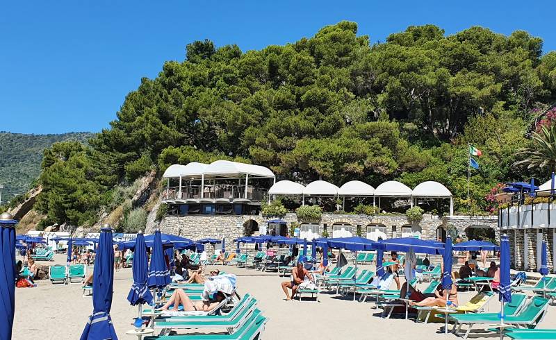 Andora beach III'in fotoğrafı taşlı kum yüzey ile