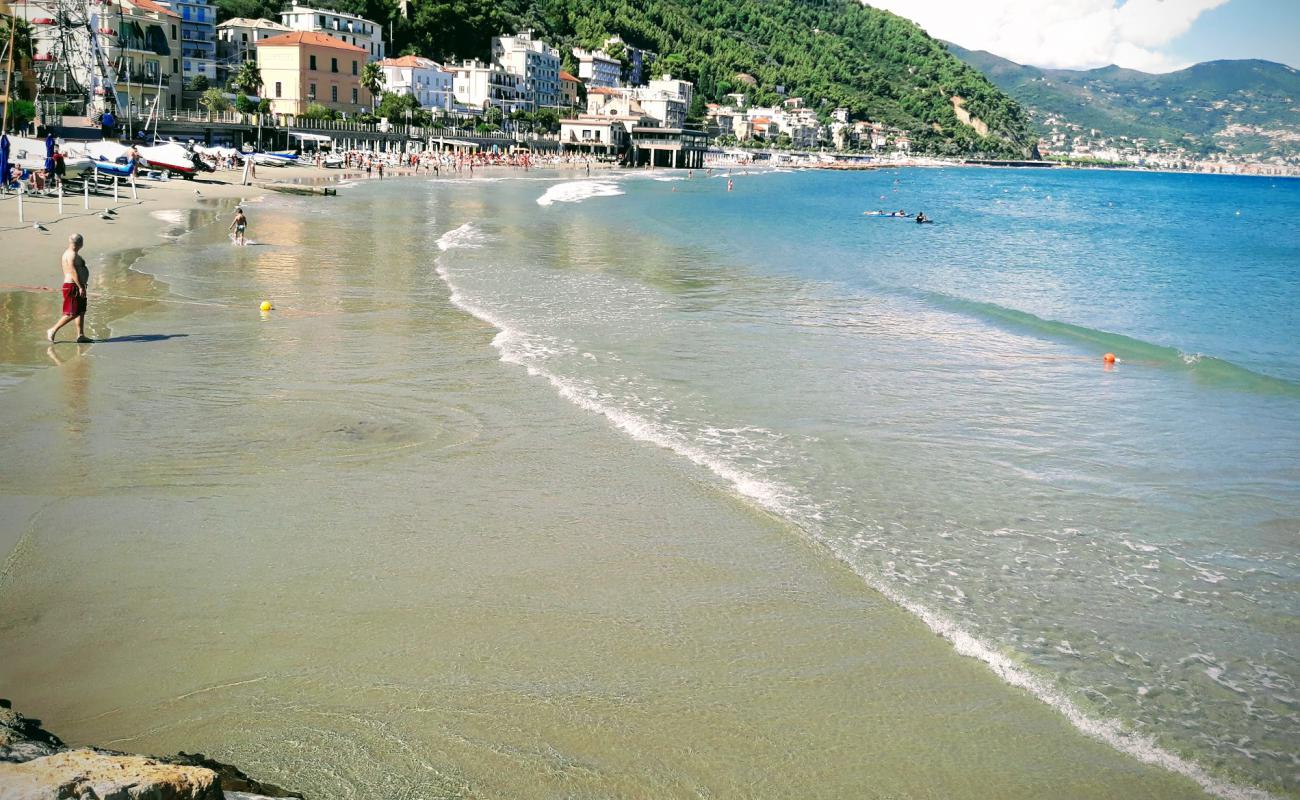 Spiaggia di Laigueglia'in fotoğrafı kahverengi kum yüzey ile