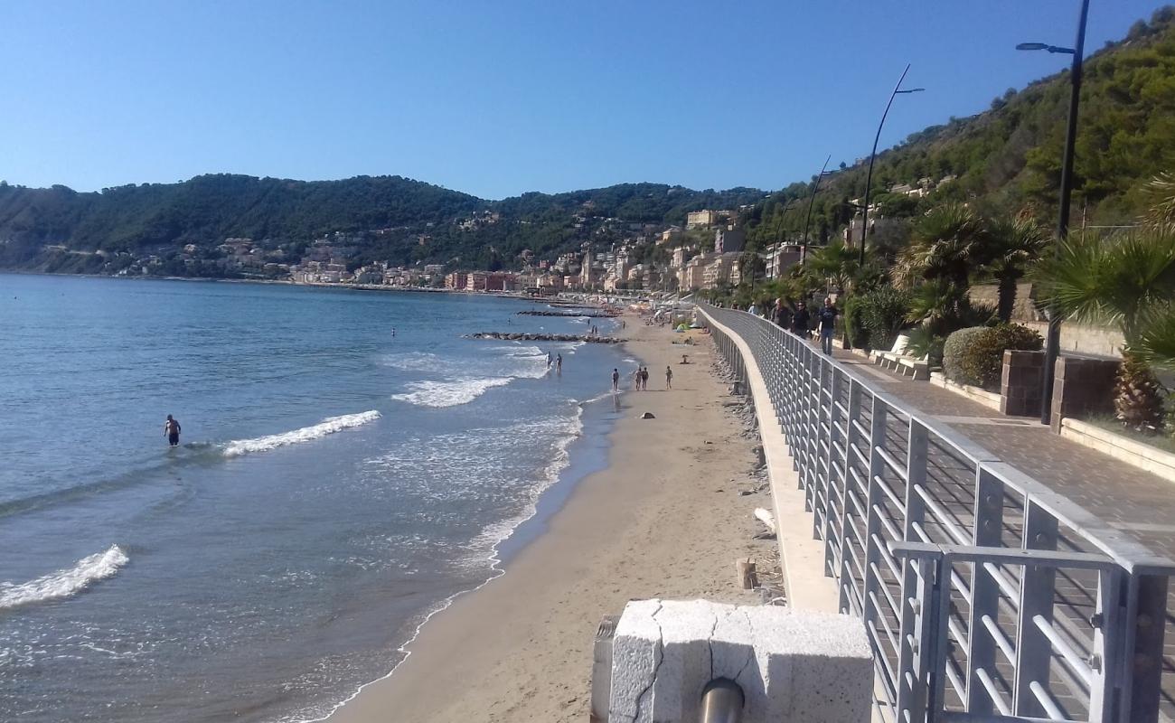 Bagni La Scogliera'in fotoğrafı gri kum yüzey ile