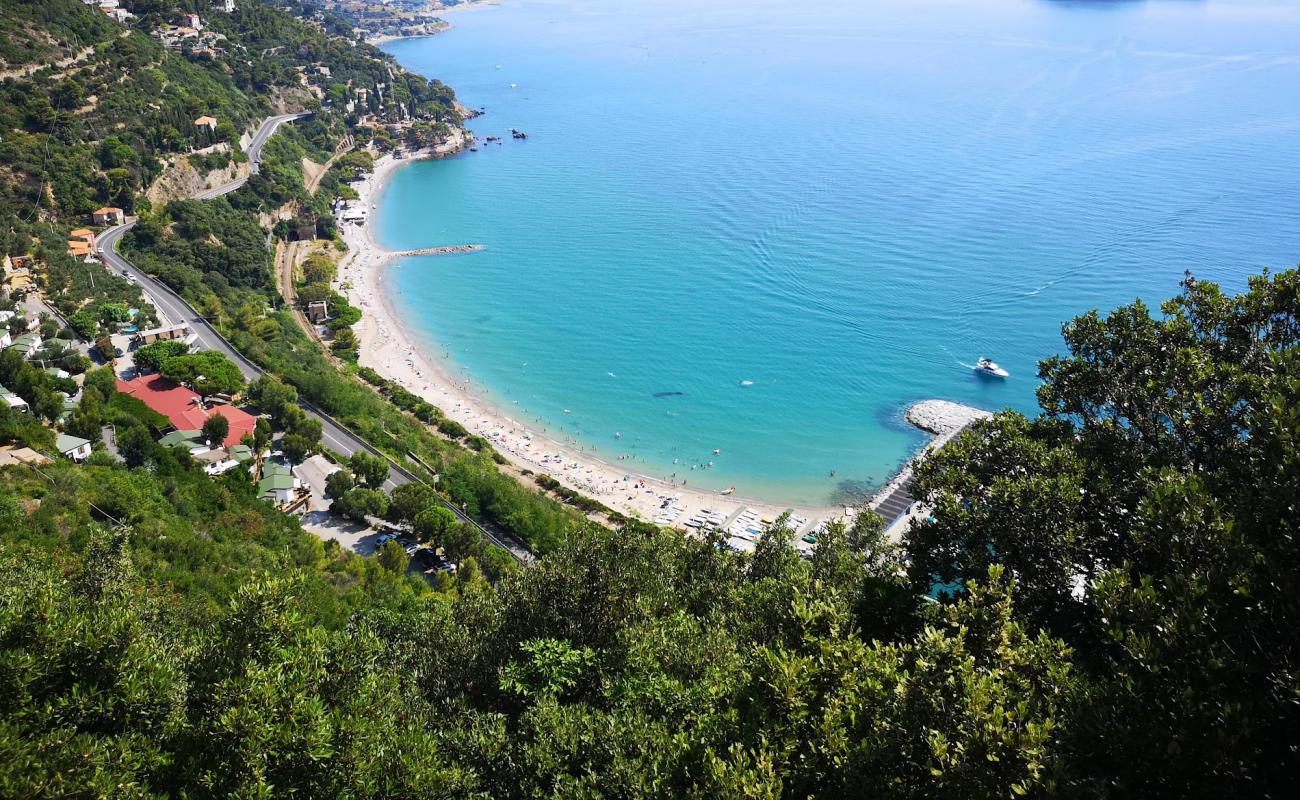 Luca Ferrari beach'in fotoğrafı siyah kum ve çakıl yüzey ile