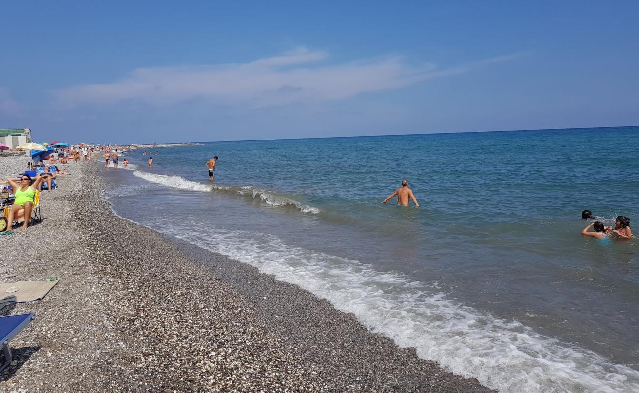 Capo Lena beach'in fotoğrafı siyah kum ve çakıl yüzey ile