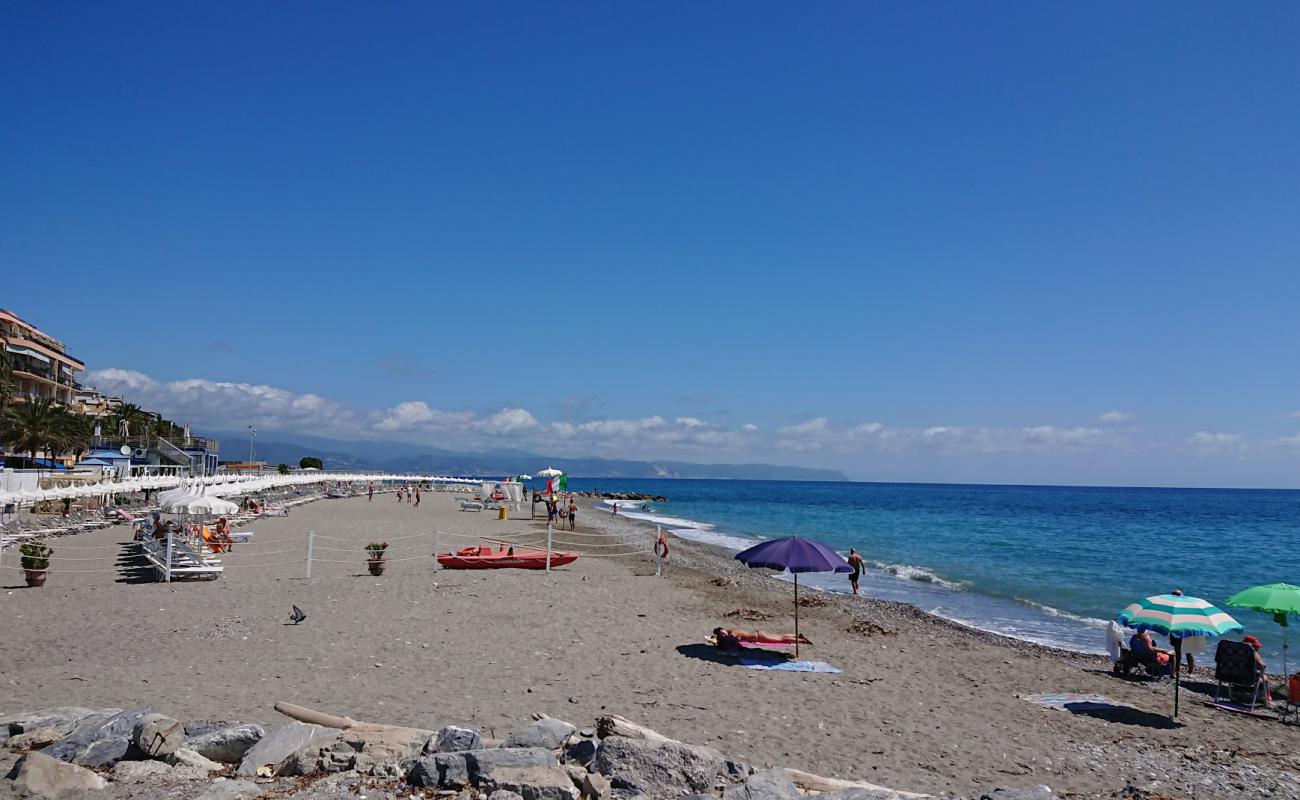 Doria beach'in fotoğrafı siyah kum ve çakıl yüzey ile