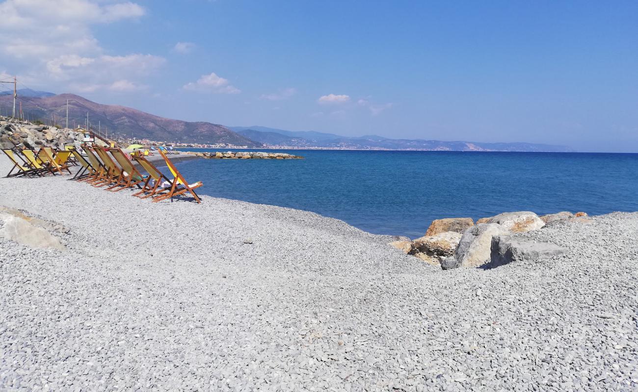 Spiaggia di Albenga
'in fotoğrafı gri kum ve çakıllar yüzey ile