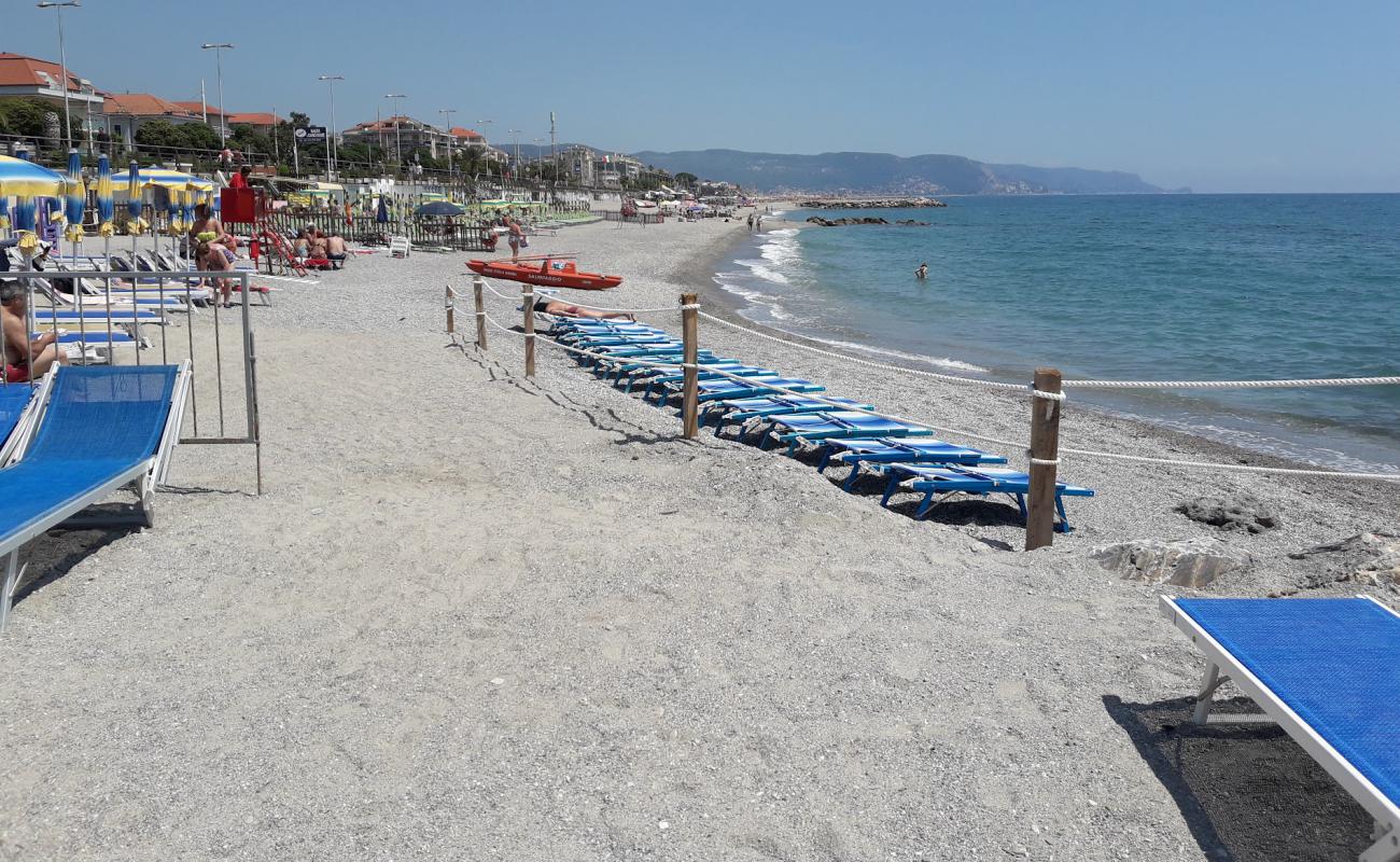 Alma Loano beach'in fotoğrafı siyah kum ve çakıl yüzey ile