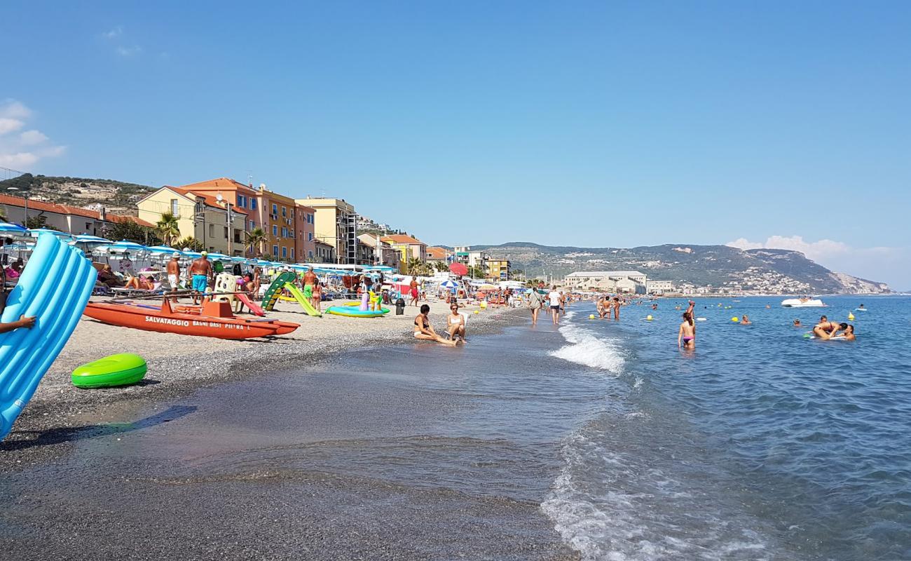 Spiaggia Pietra Ligure'in fotoğrafı siyah kum ve çakıl yüzey ile