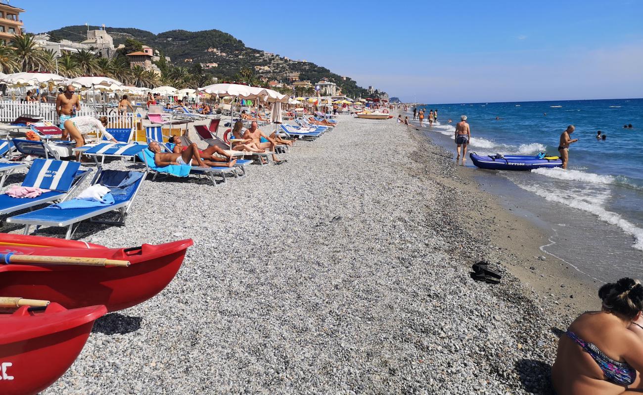 Spiaggia libera Attrezzata'in fotoğrafı siyah kum ve çakıl yüzey ile