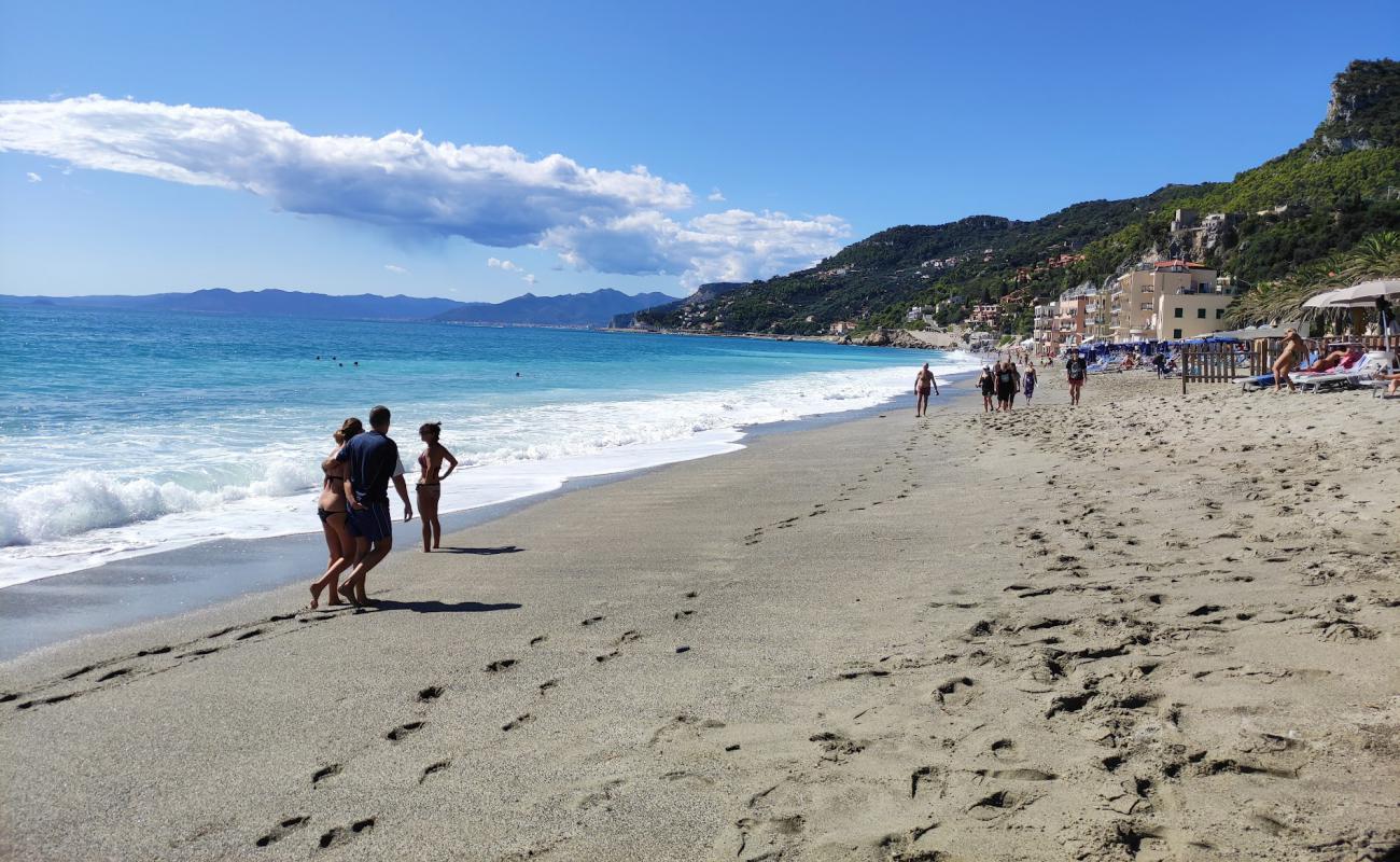 Spiaggia libera di Varigotti'in fotoğrafı siyah kum ve çakıl yüzey ile