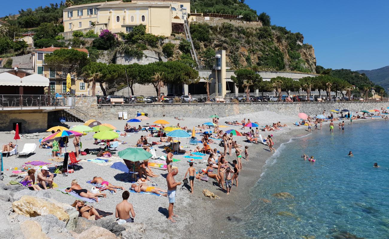 Spiaggia di Noli'in fotoğrafı koyu i̇nce çakıl yüzey ile