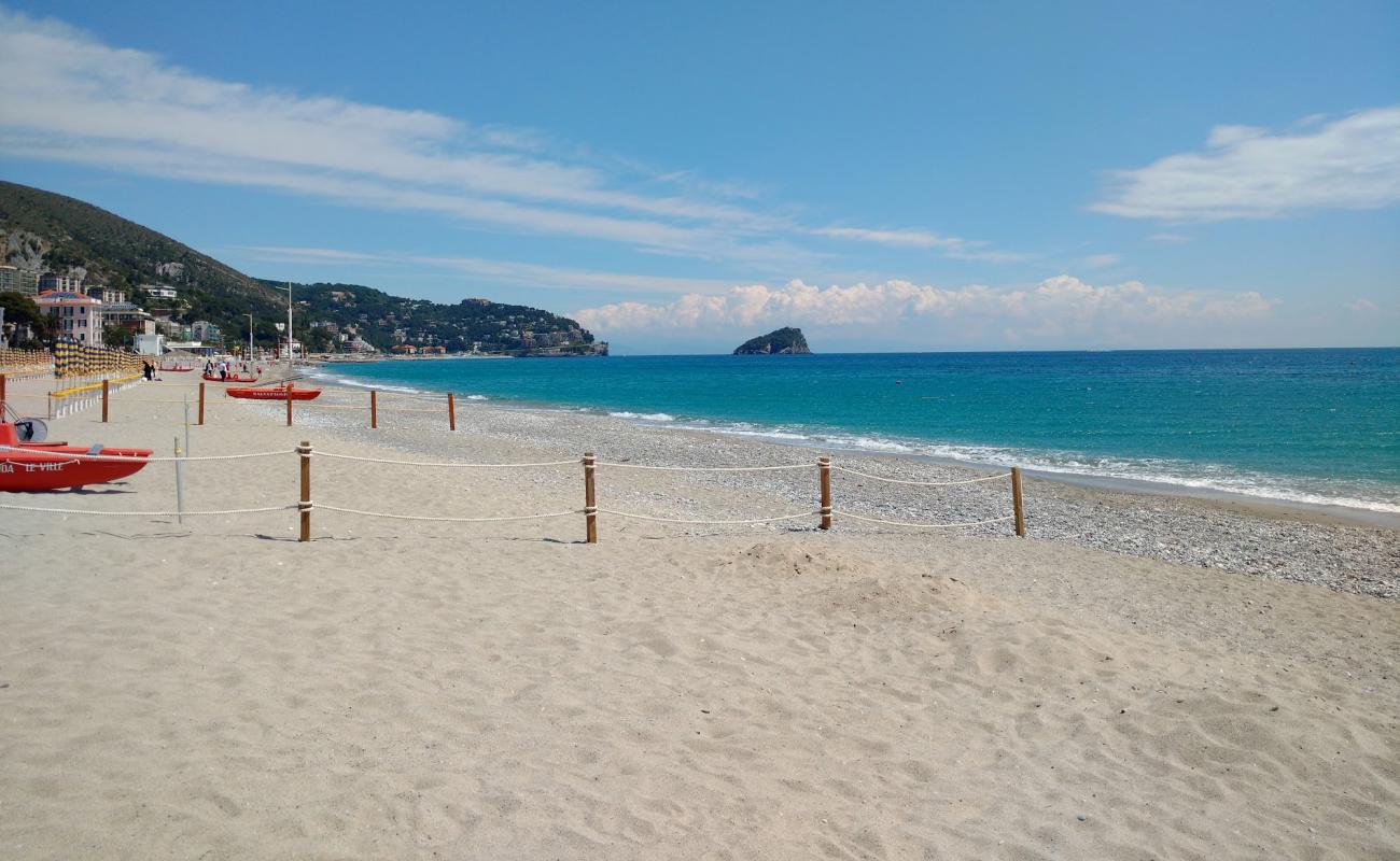 Spotorno beach'in fotoğrafı koyu i̇nce çakıl yüzey ile