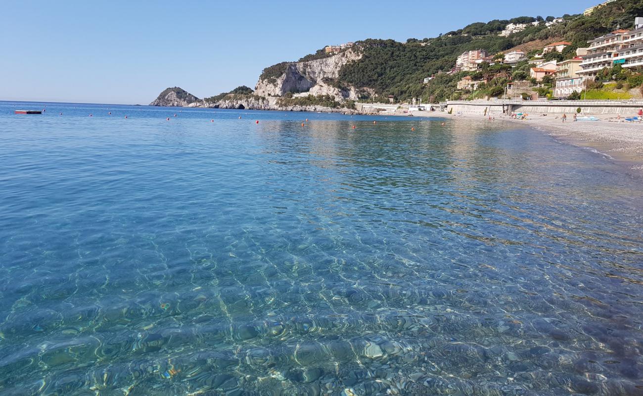 Bergeggi Plajı'in fotoğrafı koyu i̇nce çakıl yüzey ile