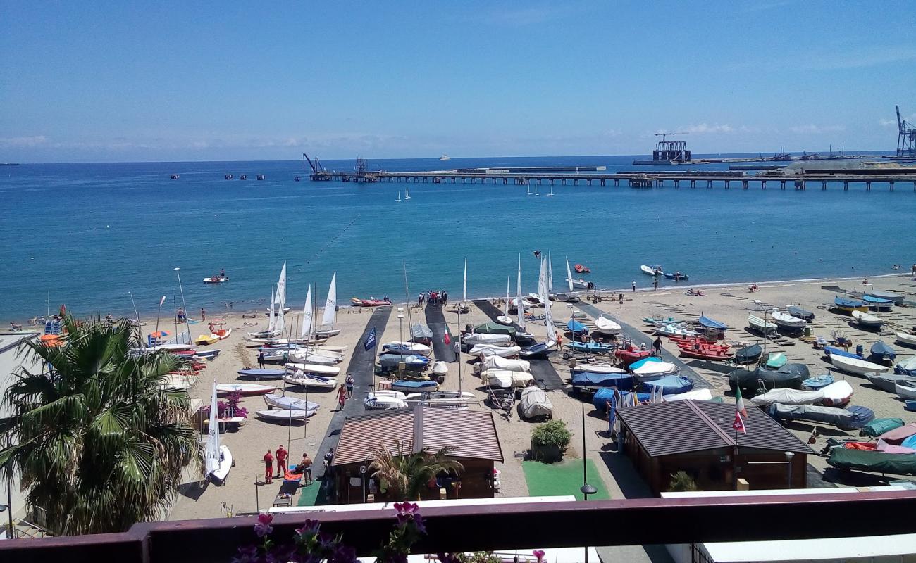 Spiaggia di Vado Ligure'in fotoğrafı siyah kum ve çakıl yüzey ile