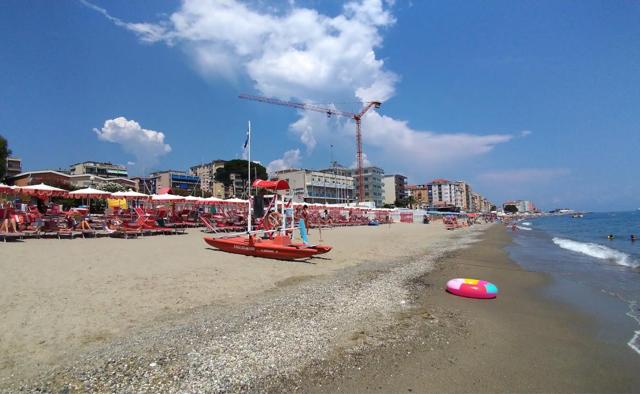 Spiaggia delle Fornaci'in fotoğrafı açık bej kum yüzey ile