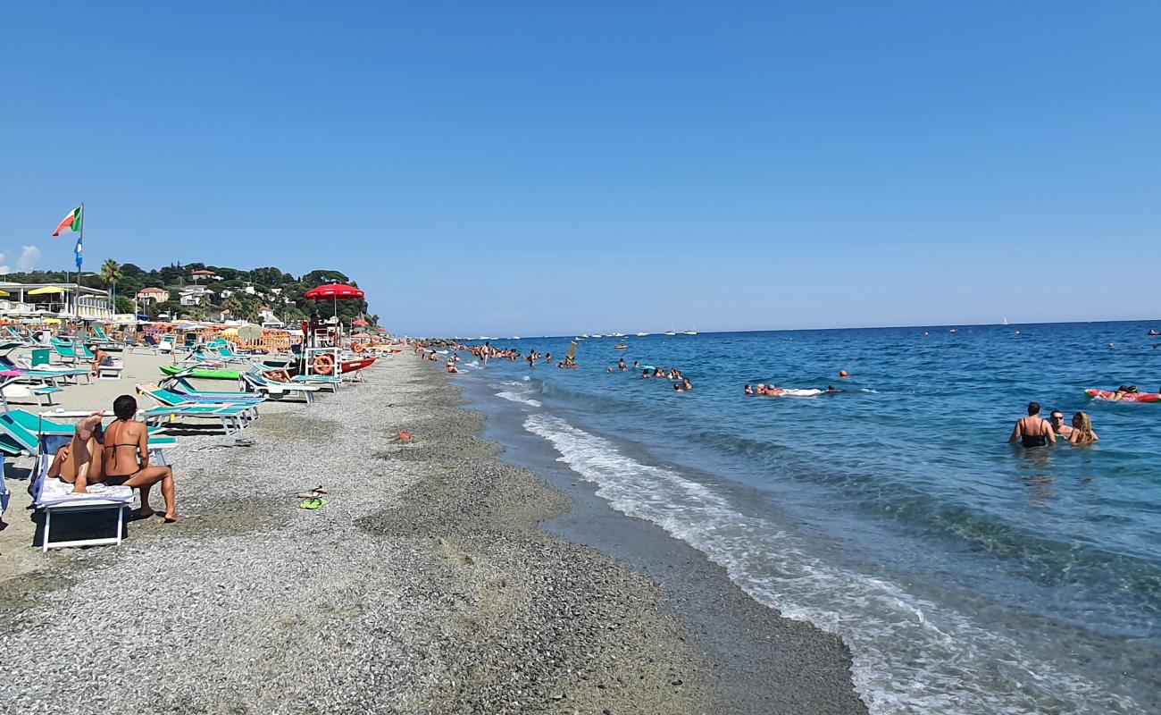 Albisola beach'in fotoğrafı kahverengi kum yüzey ile