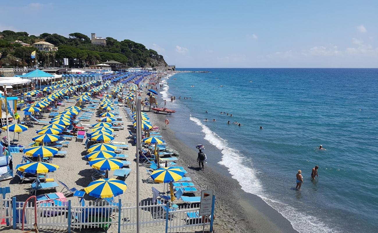 Piani beach'in fotoğrafı siyah kum ve çakıl yüzey ile