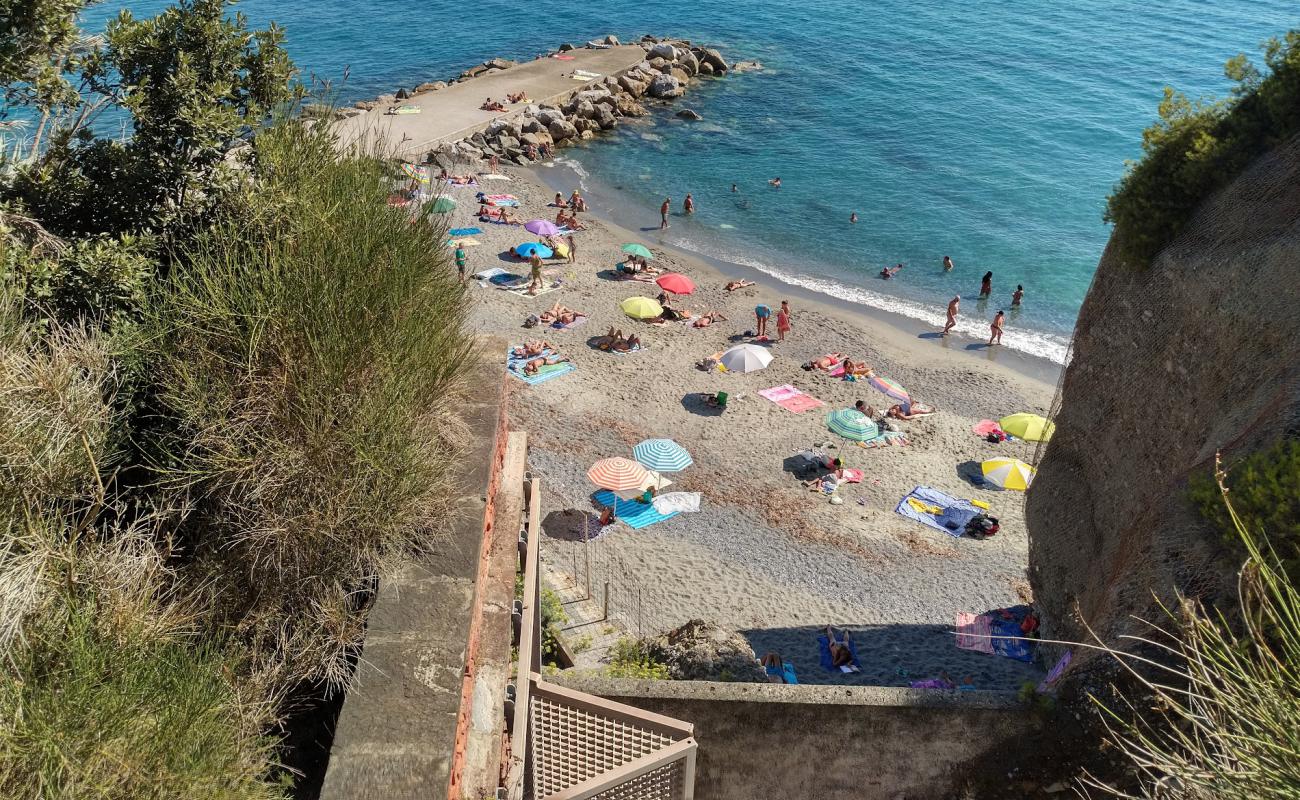 Spiaggia Libera Comunale'in fotoğrafı siyah kum ve çakıl yüzey ile